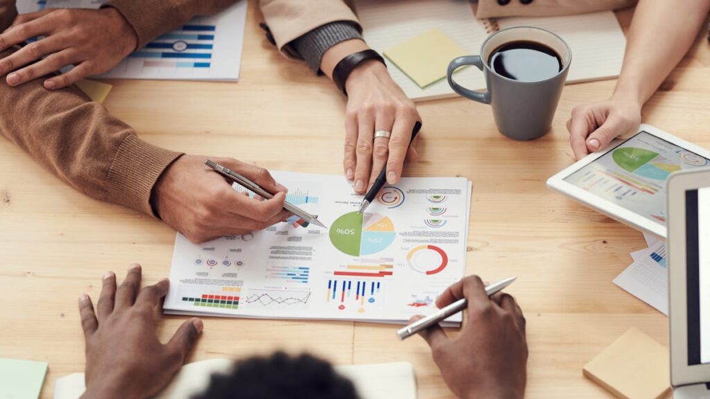 Ondernemer schrijft businessplan met financieel plan op laptop
