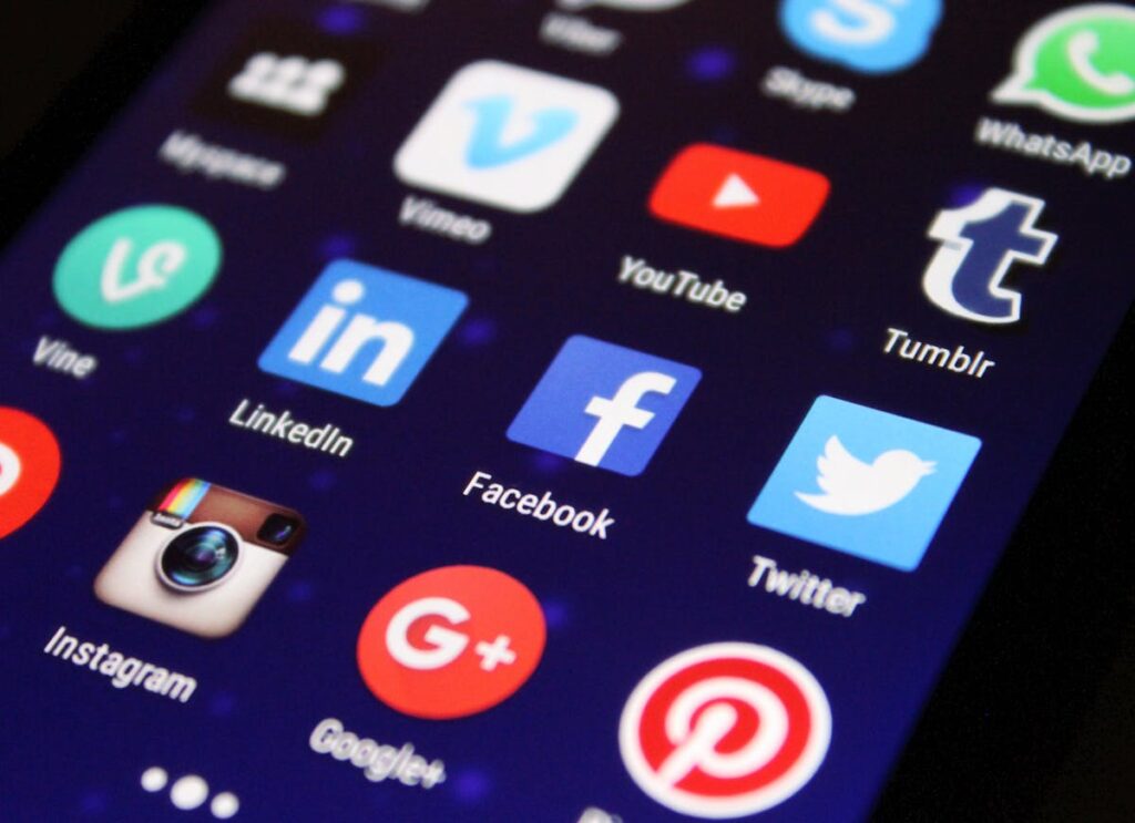 Smartphone met social media platforms voor KMO ondernemer
